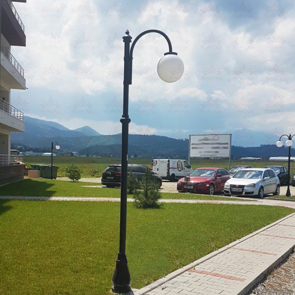Antike Gusseiserne Straßenlaterne Mit Kugel-Lampe - Ando