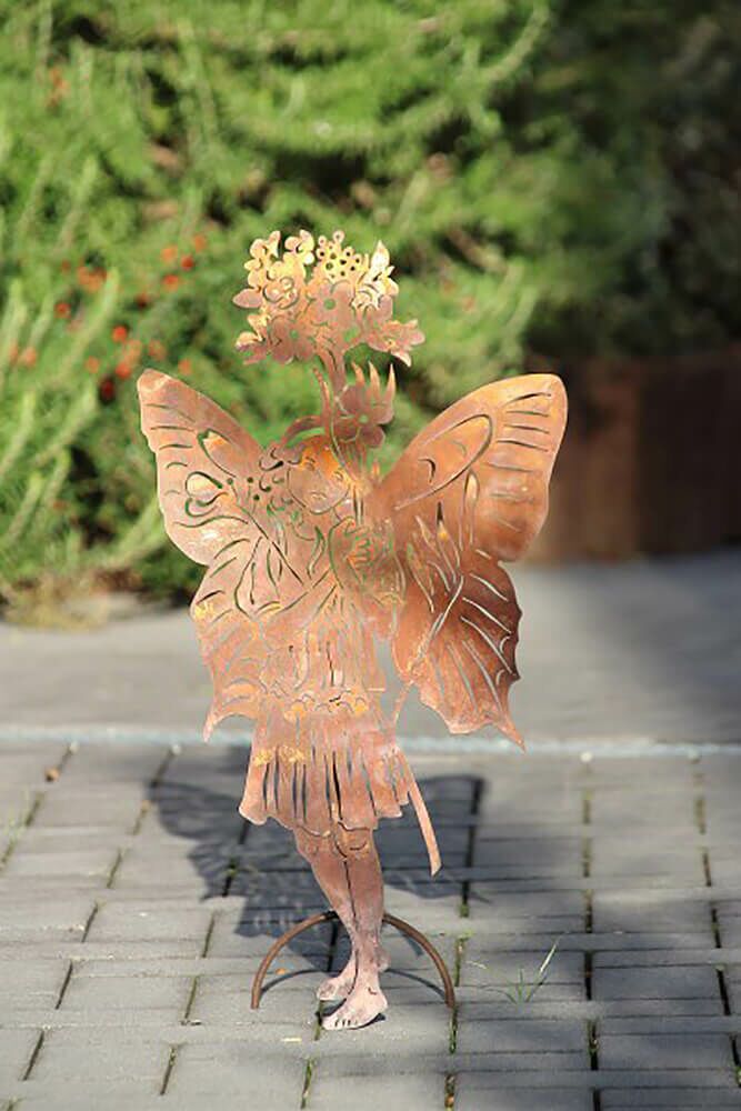 Eisenskulptur In Rost - Fee Mit Blüte - Fee Wiesenschaumkraut