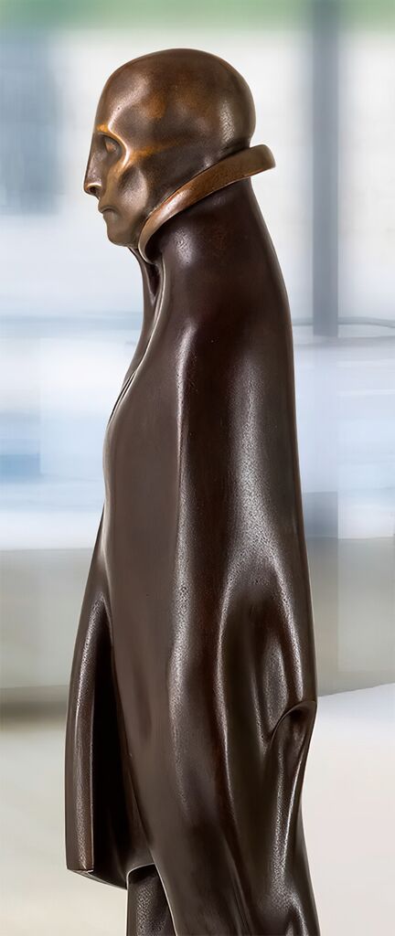 Elegante Bronzefigur Eines Mannes In Dunkelbraun - Mensch Mit Mantel