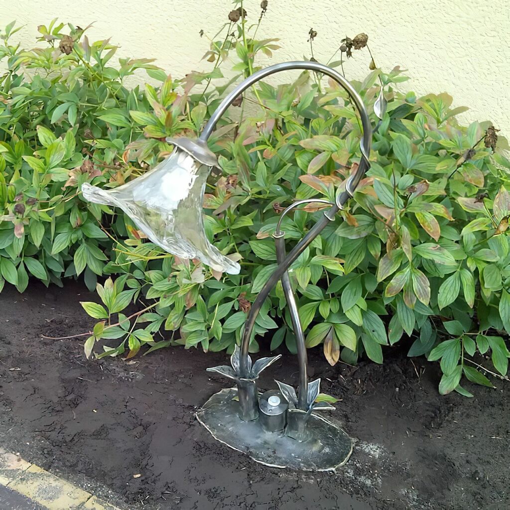 Handgefertigte Gartenleuchte In Blütenform Aus Schmiedebronze & Glas - Floroso