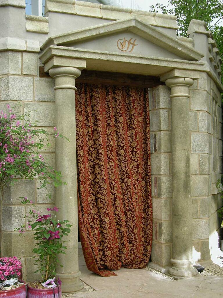 Hoher Ionischer Torbogen Mit Spitzdach Aus Stein - Truro Door