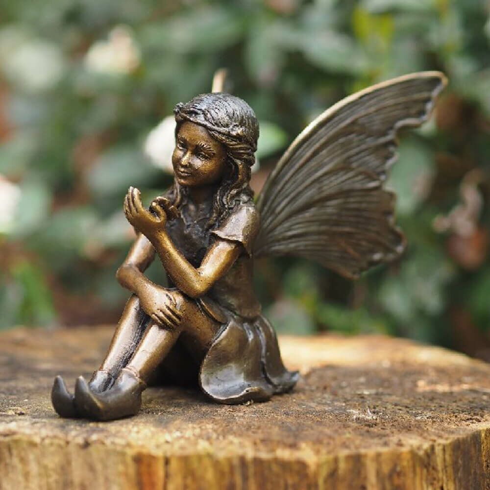Kleine Deko Bronzefee Sitzt Für Den Garten - Fibella