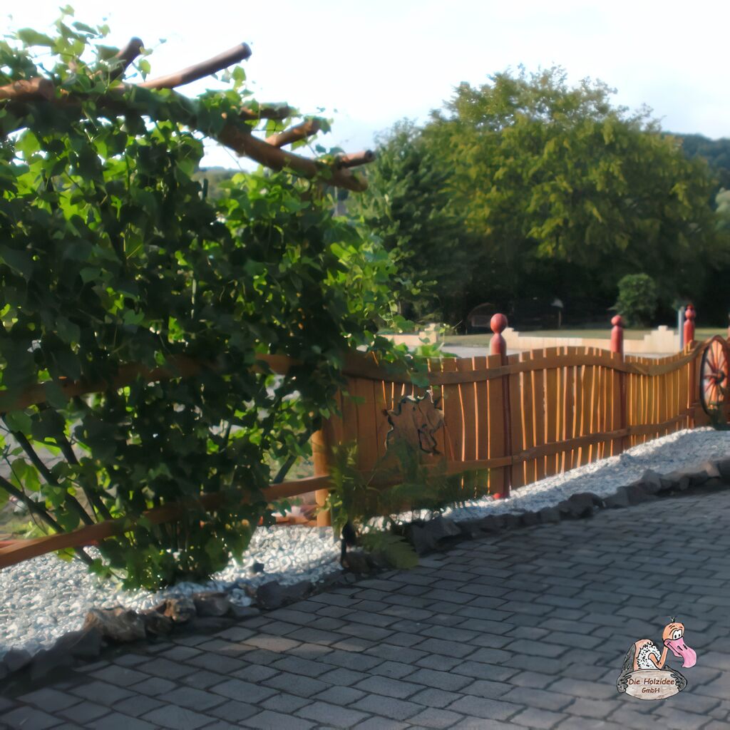 Lattenzaun Aus Eiche Und Mahagoni Mit Schwingtüren Und Pergola - Zaun Lobo