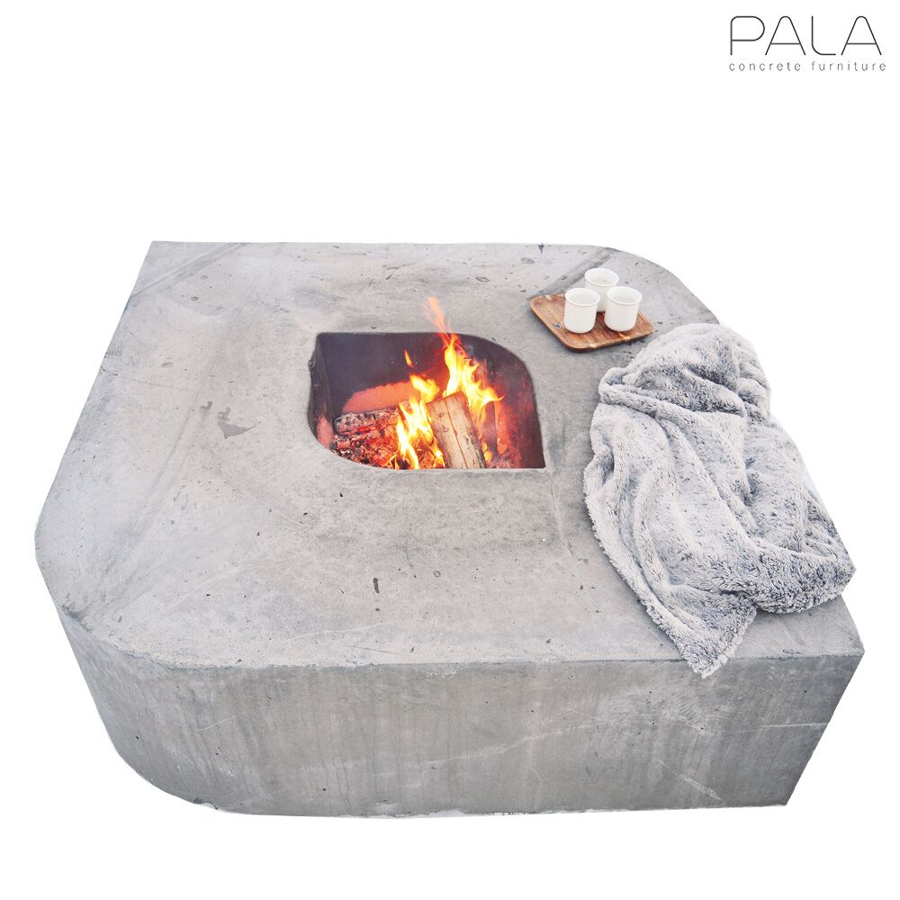 Outdoor Loungeecke Mit Sofas, Feuerstelle Und Pflanzkübeln Aus Beton - Evelina