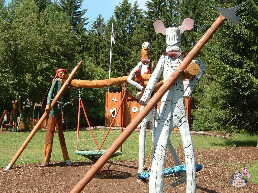 Schaukelgestell Im Ritterdesign Aus Holz Mit Drei Nestschaukeln - Ritterschaukel Fips