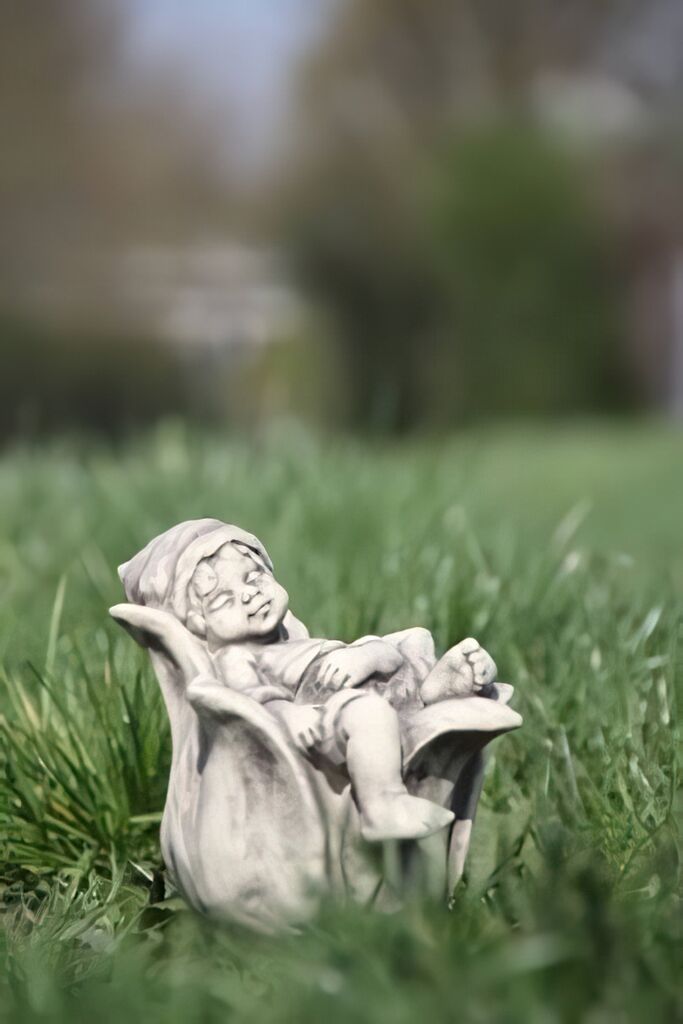 Schlafende Gartenfigur Kobold Mit Tulpen Blüte - Samal