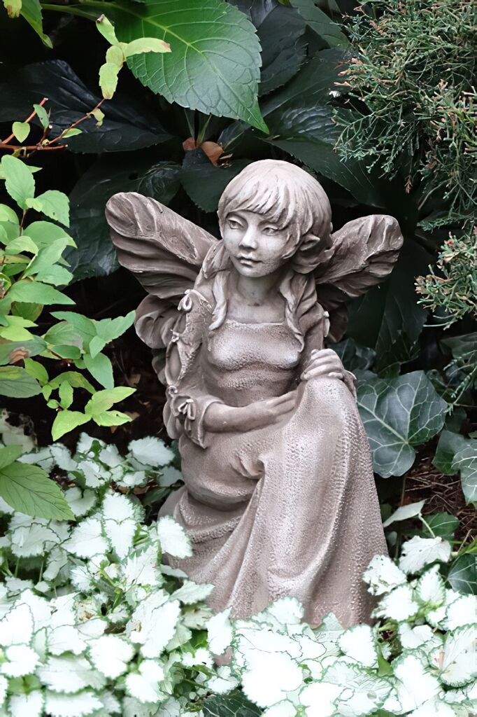 Sitzende Stein Elfe Als Gartenfigur - Antikgrau - Livia