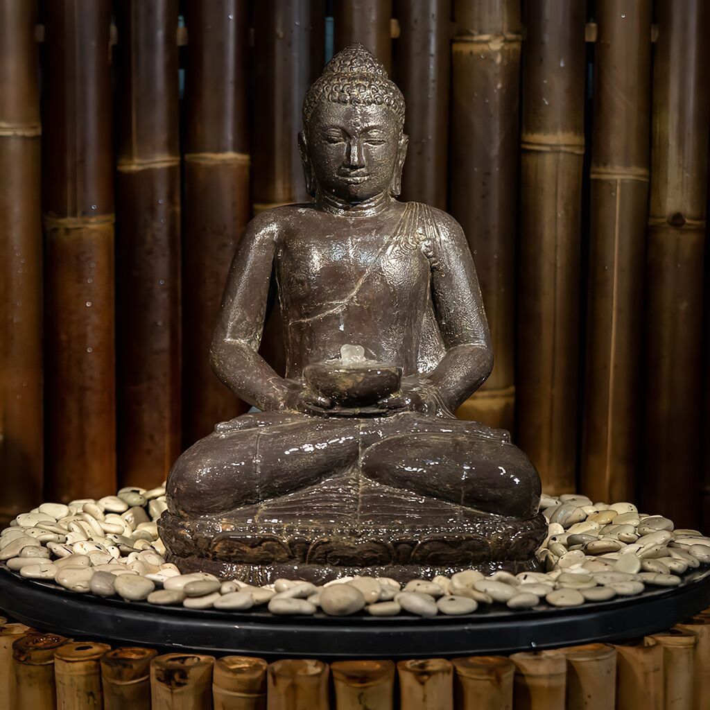 Sitzender Buddha Mit Gefäß Als Wasserspiel Inkl. Pumpe Und Becken - Kawei