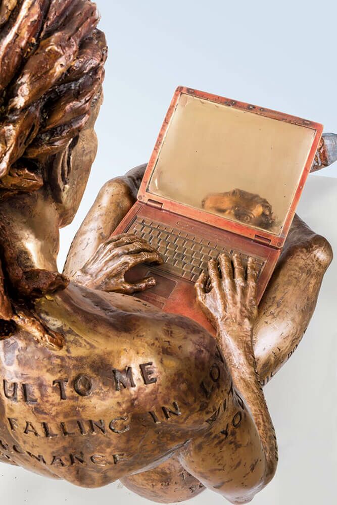 Sitzender Mann Mit Laptop - Limitierte Bronzeskulptur - Online Romance Man