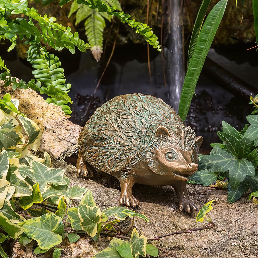 Stehender Bronze Igel Mit Patina Für Den Garten - Igel