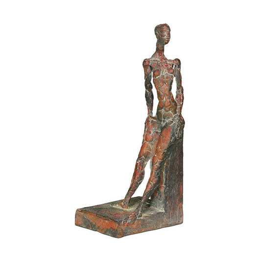  Abstrakte Frauenstatue Sitzt Auf Stein Aus Bronze - Evas Rast Im Schnee