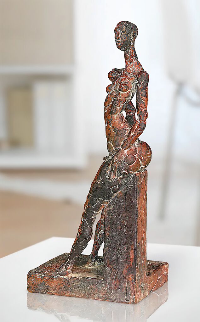  Abstrakte Frauenstatue Sitzt Auf Stein Aus Bronze - Evas Rast Im Schnee