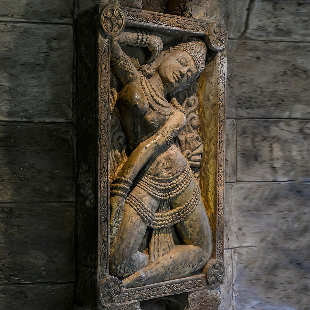  Asia Relief Aus Basanit Von Einer Khmer Frau Mit Verziertem Rahmen - Marsinah