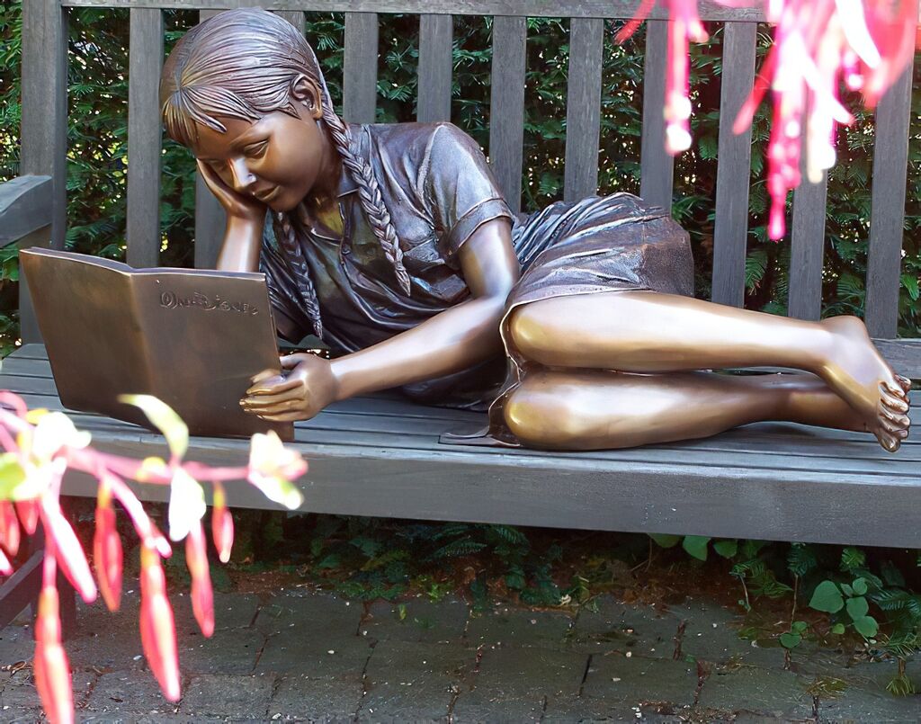  Bronze Figur - Liegendes Lesendes Mädchen