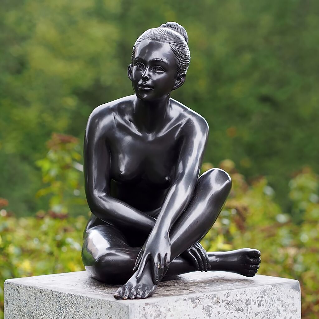  Bronzefrau Sitzt - Garten Aktskulptur Mit Dunkler Patina - Jerana