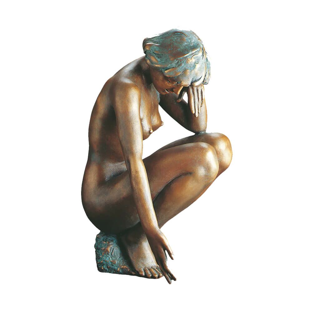  Bronzeskulptur Frau Sitzt Auf Stein - Limitiert - Bunte Steine