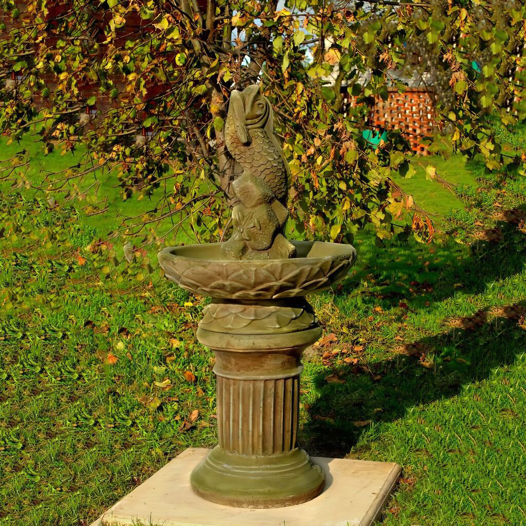 Dekorativer Steinguss Gartenbrunnen Auf Säule Mit Wasserspeier Fischskulptur - Cesare