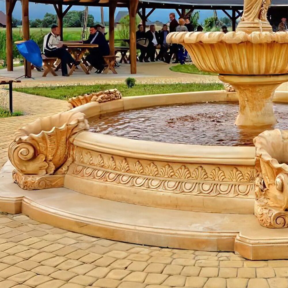  Eindrucksvoll Gestaltete Brunnen Umrandug Aus Steinguss Mit Vorsprüngen In Muschel Form - Bellissima