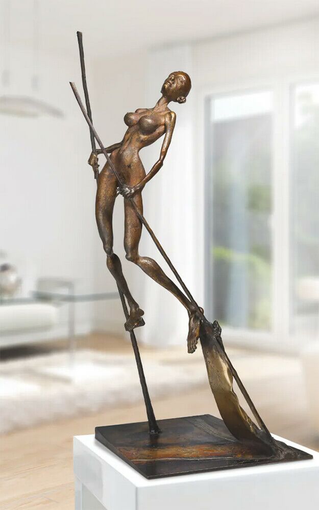  Frau Auf Stelzen - Stilvolle Bronze Aktskulptur - Die Königin