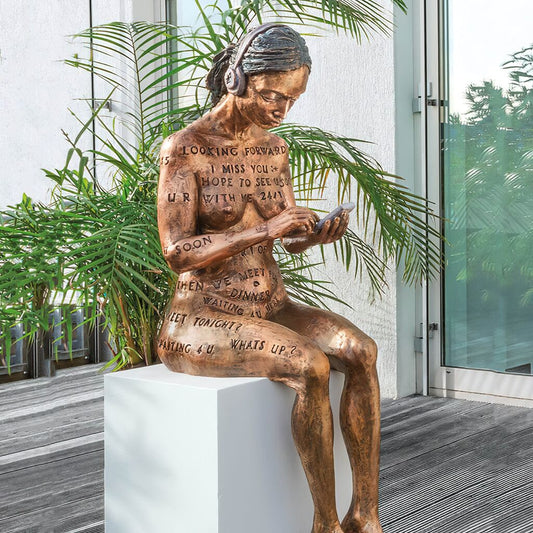  Frau Bronze Aktfigur Mit Handy Und Kopfhörer - Online Romance Lady