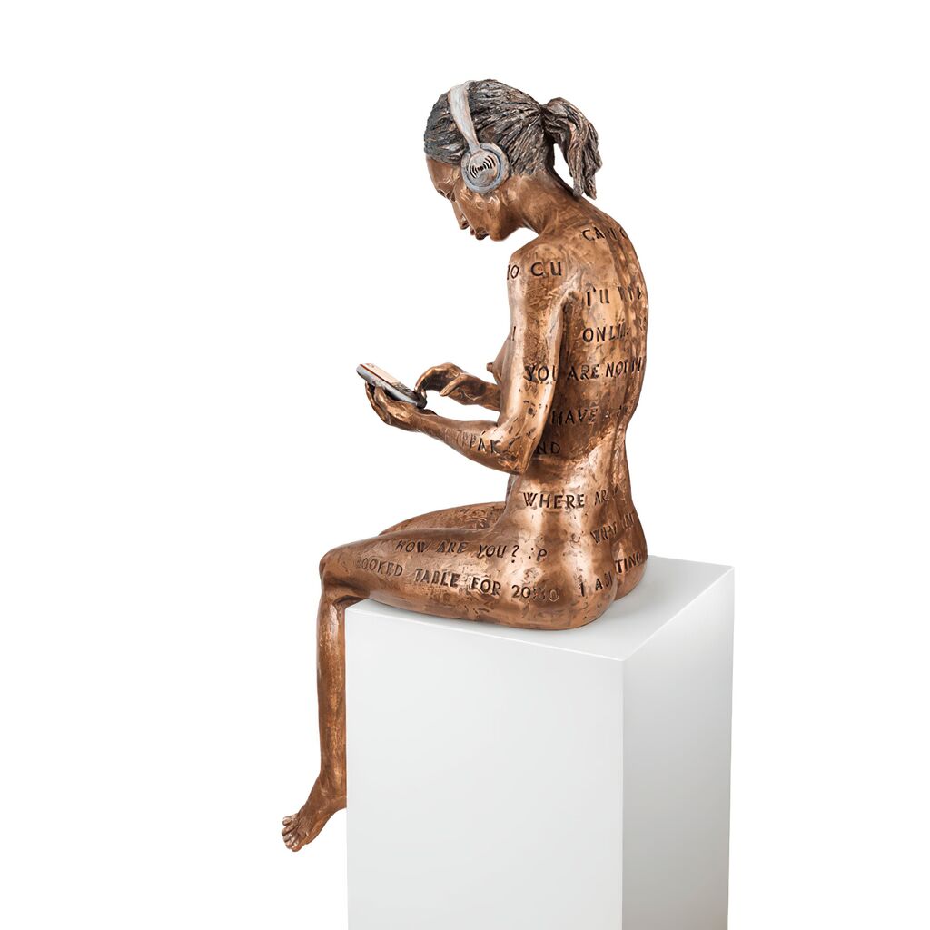  Frau Bronze Aktfigur Mit Handy Und Kopfhörer - Online Romance Lady
