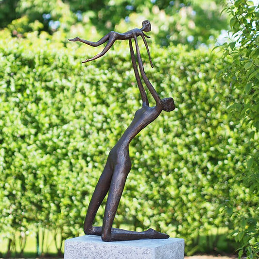  Frau Spielt Mit Kind - Moderne Outdoor Bronzefigur - Kiruma