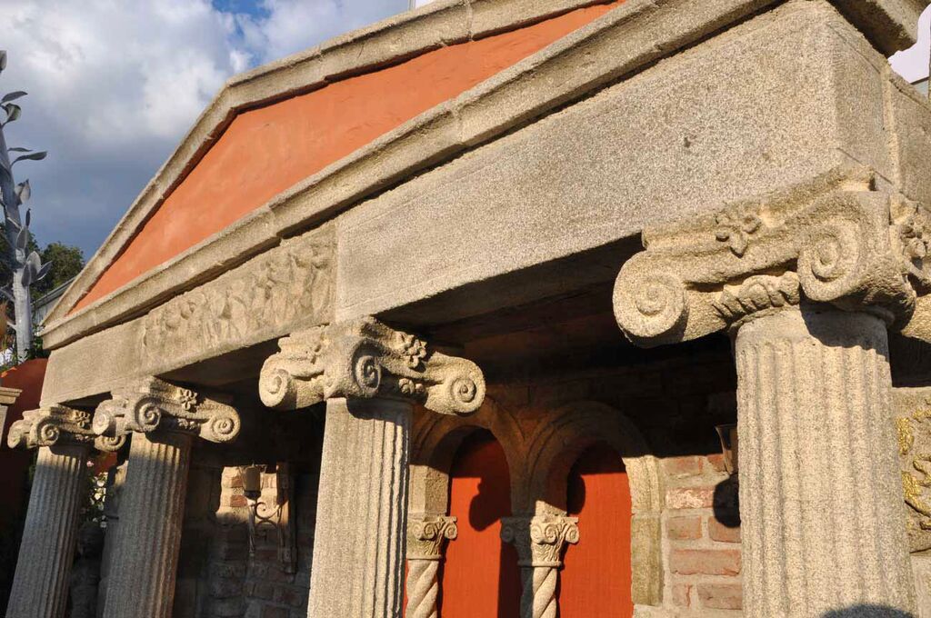  Halbgeschlossener Pavillon Mit Ionischen Säulen & Bank - Chichester Hall