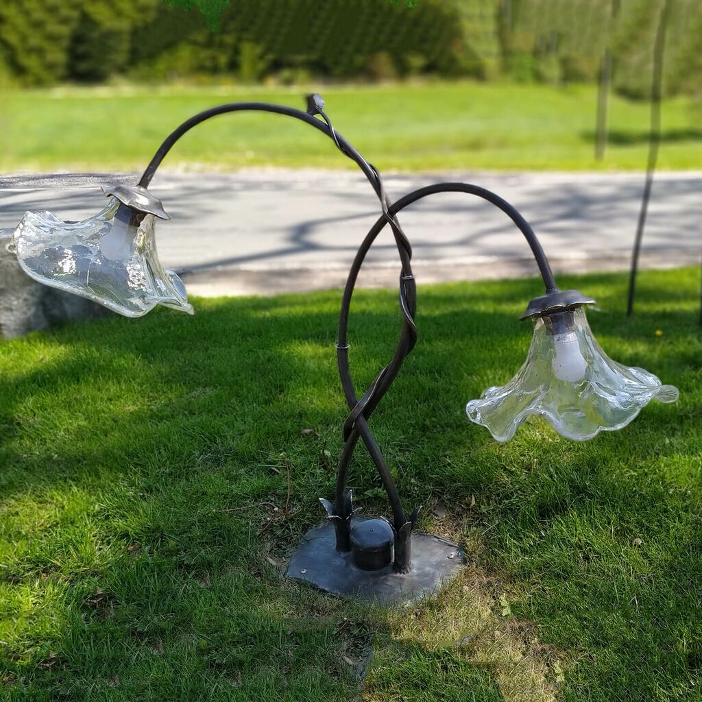  Handgefertigte Gartenleuchte In Blütenform Aus Schmiedebronze & Glas - Floroso