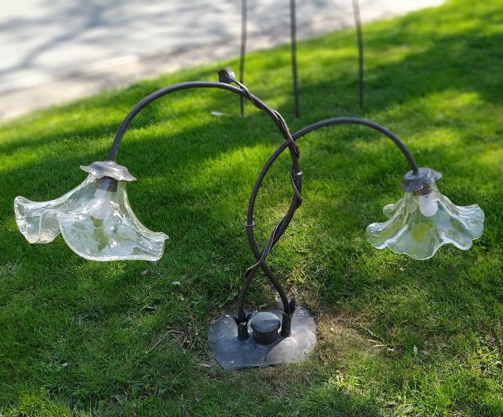  Handgefertigte Gartenleuchte In Blütenform Aus Schmiedebronze & Glas - Floroso