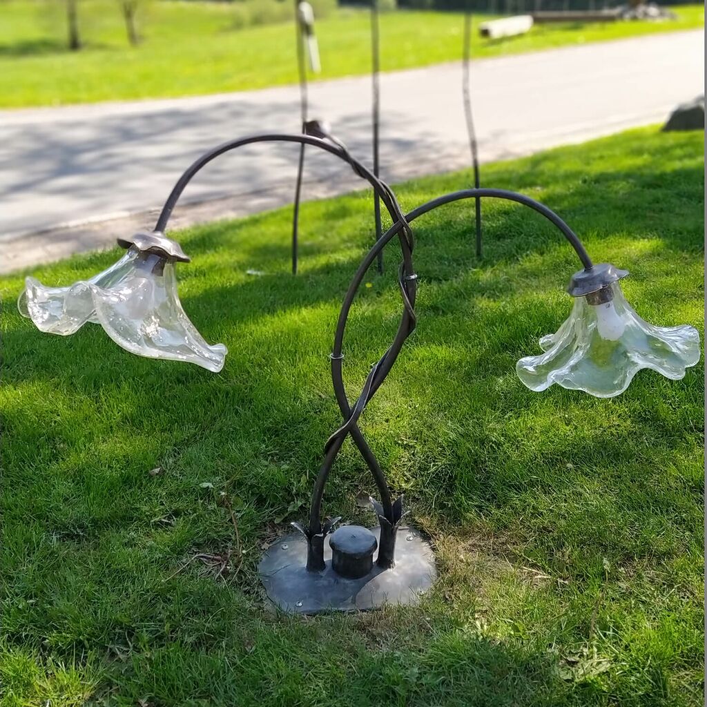  Handgefertigte Gartenleuchte In Blütenform Aus Schmiedebronze & Glas - Floroso
