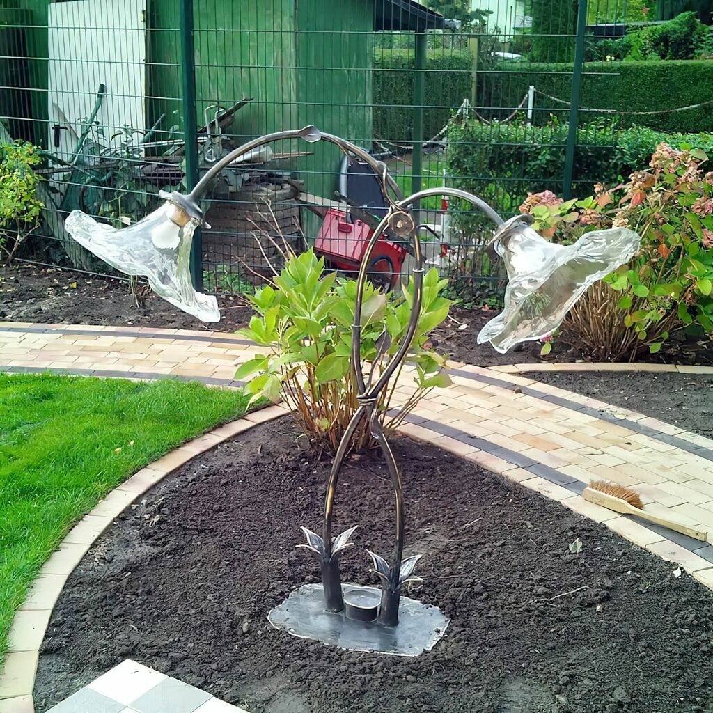  Handgefertigte Gartenleuchte In Blütenform Aus Schmiedebronze & Glas - Floroso