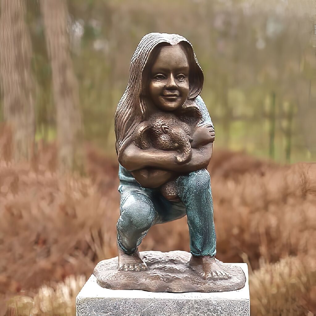 Hockendes Mädchen Im Schlafanzug Hält Teddybär - Bronze - Lia