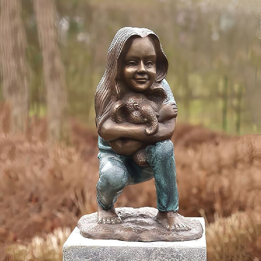  Hockendes Mädchen Im Schlafanzug Hält Teddybär - Bronze - Lia