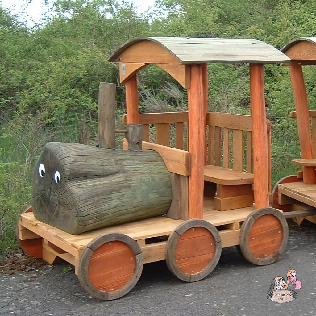  Holzzug Und Waggon Mit Freundlichen Gesicht Für Den Spielplatz - Spielzug Loki