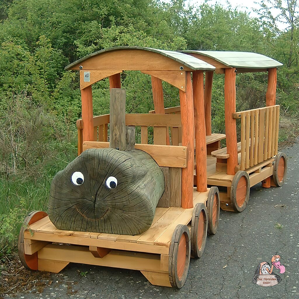  Holzzug Und Waggon Mit Freundlichen Gesicht Für Den Spielplatz - Spielzug Loki