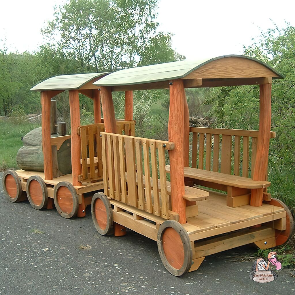  Holzzug Und Waggon Mit Freundlichen Gesicht Für Den Spielplatz - Spielzug Loki