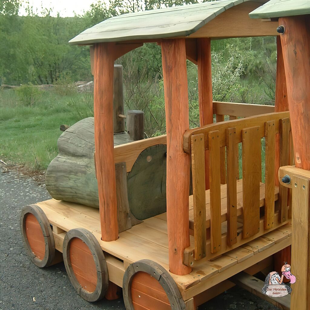  Holzzug Und Waggon Mit Freundlichen Gesicht Für Den Spielplatz - Spielzug Loki