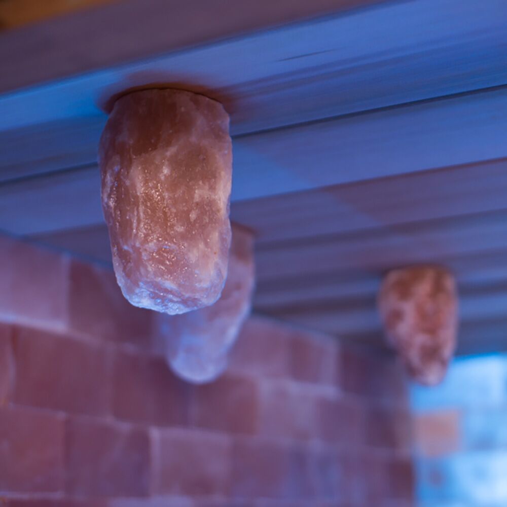  Individuelle Salzgrotte Mit Fliesen Aus Himalaya Salz, Holzliegen Und Glasfront - Thais