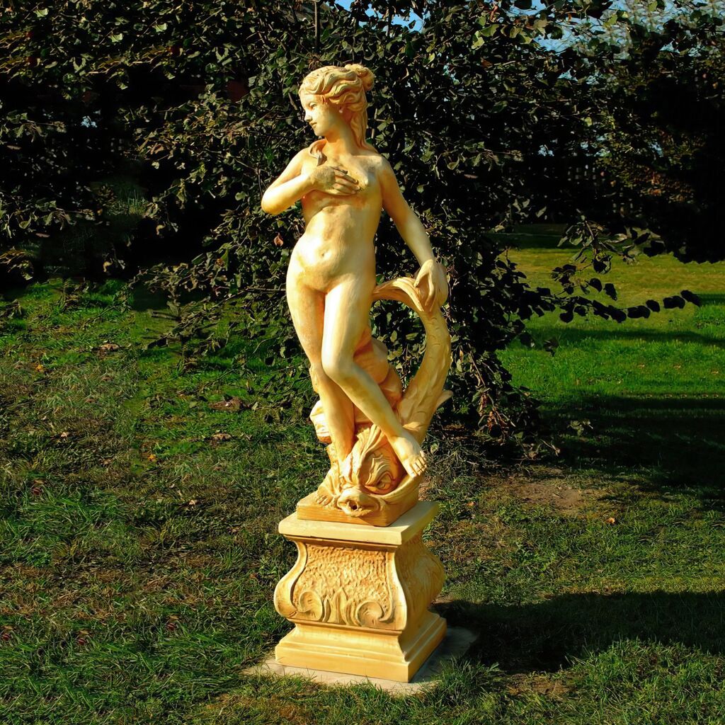  Kunstvoll Gestaltetes Podest Aus Steinguss Für Den Garten - Cosmo