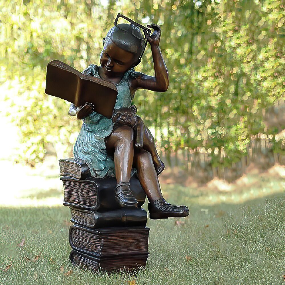  Mädchen Mit Brille Sitzt Auf Bücherstapel Und Liest Aus Bronze - Tilly