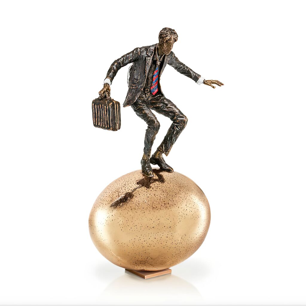  Mann Auf Goldener Kugel - Limitierte Bronzeskulptur - Balance Auf Goldenem Ei