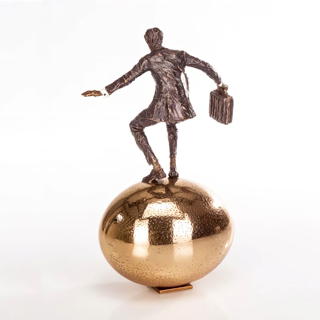  Mann Auf Goldener Kugel - Limitierte Bronzeskulptur - Balance Auf Goldenem Ei