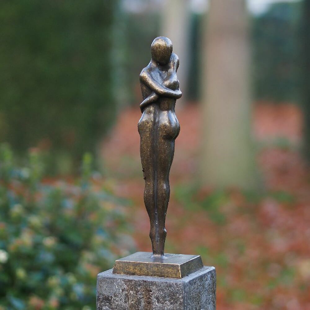  Moderne Gartenbronze Mann & Frau - Zärtlichkeit - Amorina