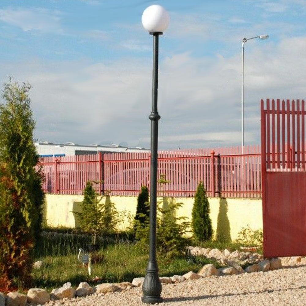  Schlichte Straßenlampe Aus Gusseisen Mit Kugel Laterne - Asta