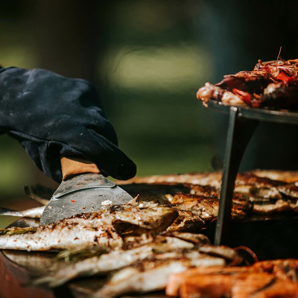  Schwarzer Masuria Kamin Für Den Garten Mit Grillfunktion & Holzablage - Stilo Grill