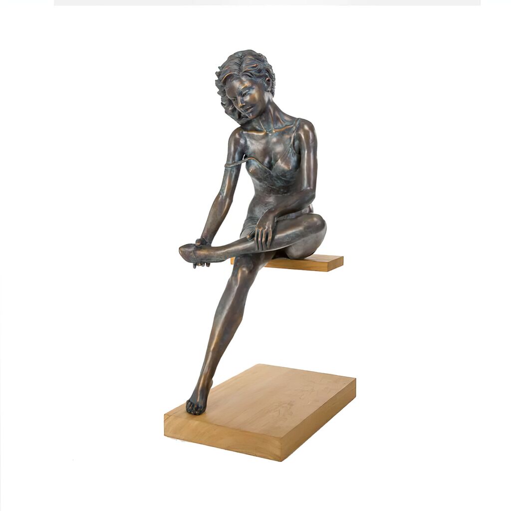  Sitzende Frauenstatue Zieht Sich Schuh Aus - Limitiert - La Scarpa