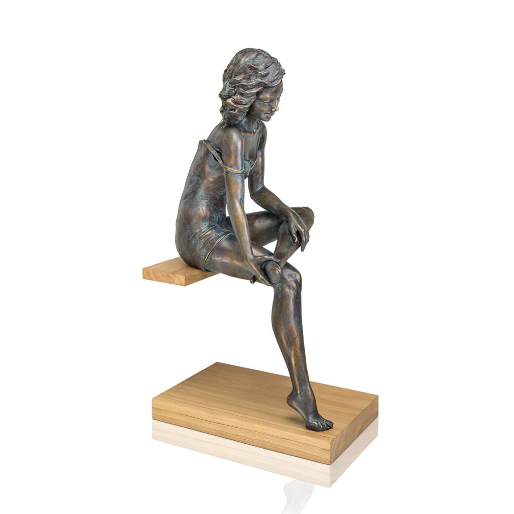  Sitzende Frauenstatue Zieht Sich Schuh Aus - Limitiert - La Scarpa