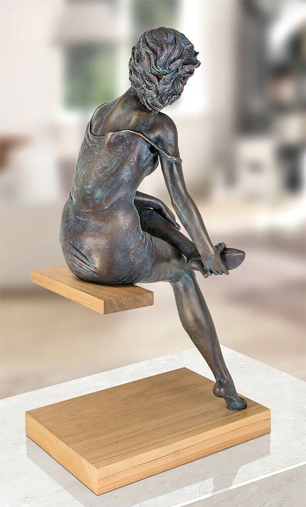  Sitzende Frauenstatue Zieht Sich Schuh Aus - Limitiert - La Scarpa