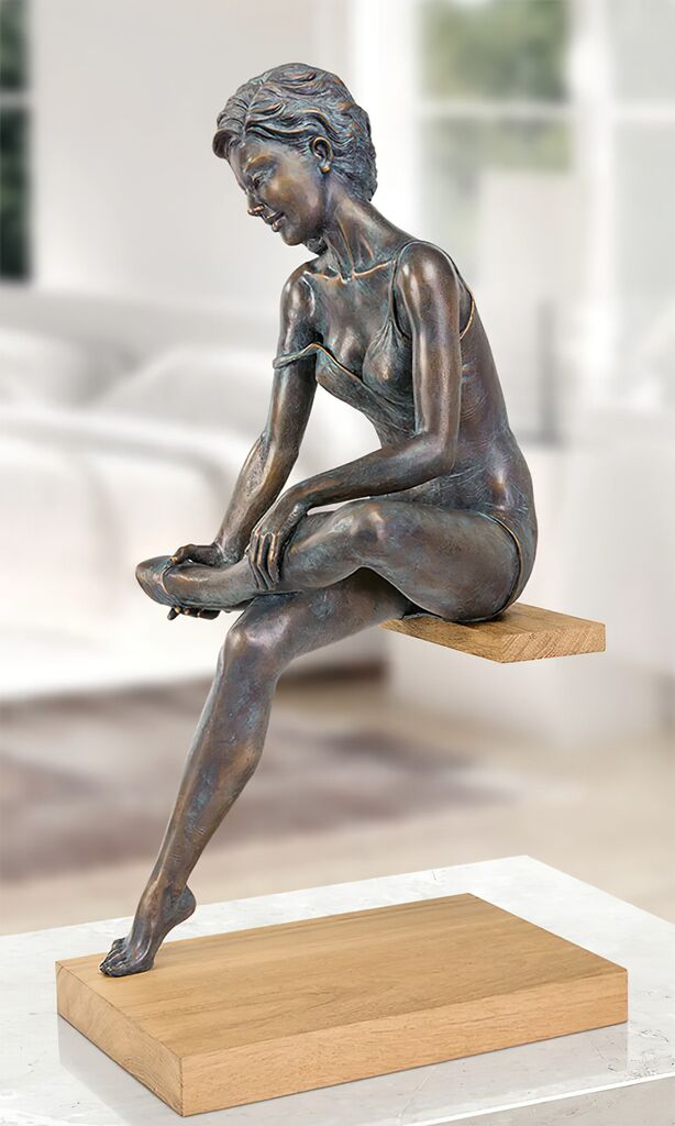  Sitzende Frauenstatue Zieht Sich Schuh Aus - Limitiert - La Scarpa