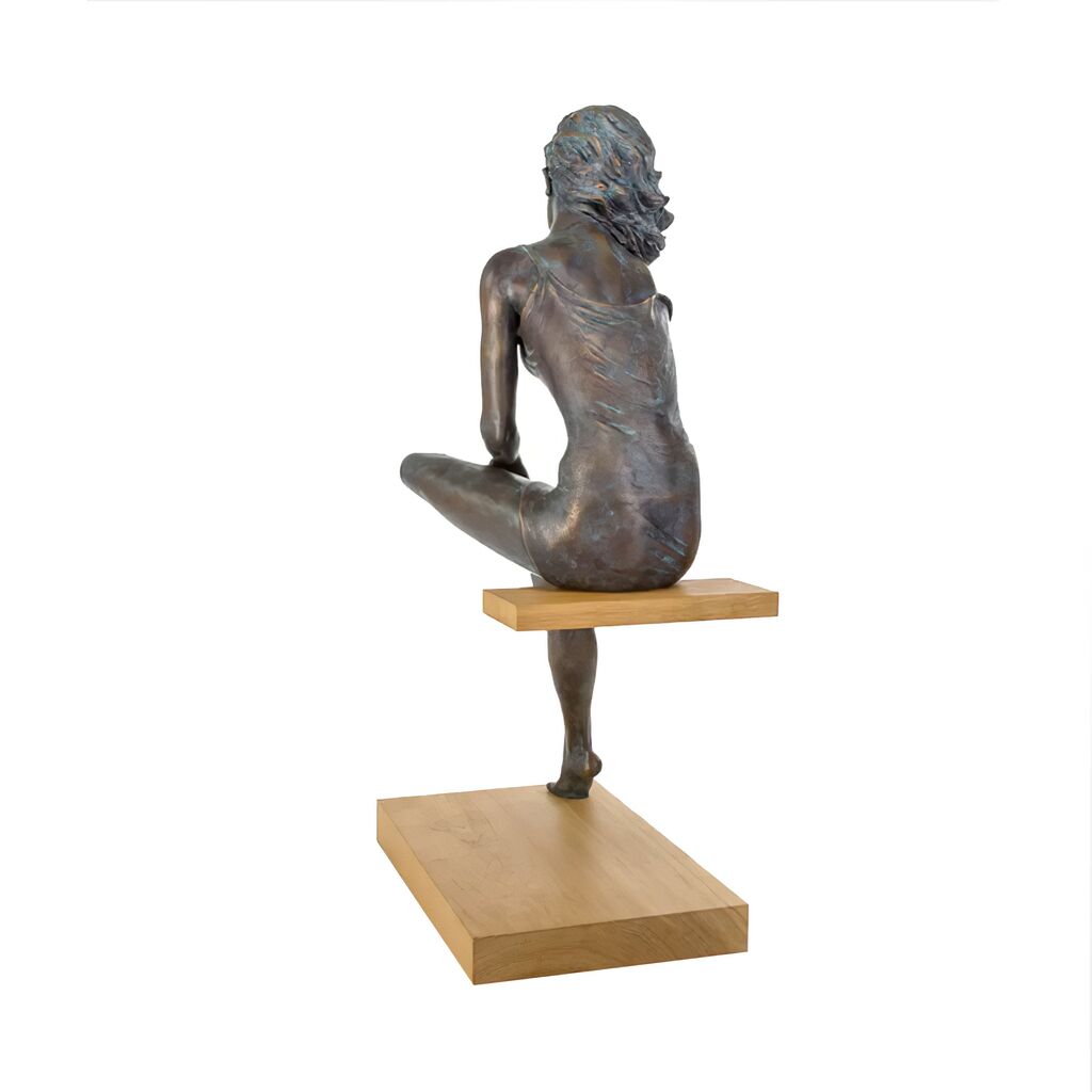  Sitzende Frauenstatue Zieht Sich Schuh Aus - Limitiert - La Scarpa
